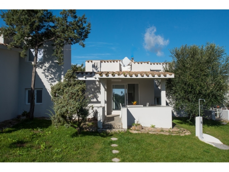 Villa Calliroe- Casa vacanze sul mare a Villasimius in Sardegna - vista esterna della villa con alberi.