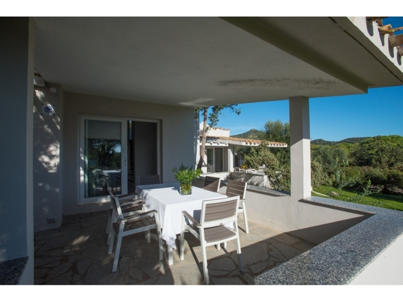 Villa Calliroe- Casa vacanze sul mare a Villasimius in Sardegna - ampio patio esterno arredato con panorama.