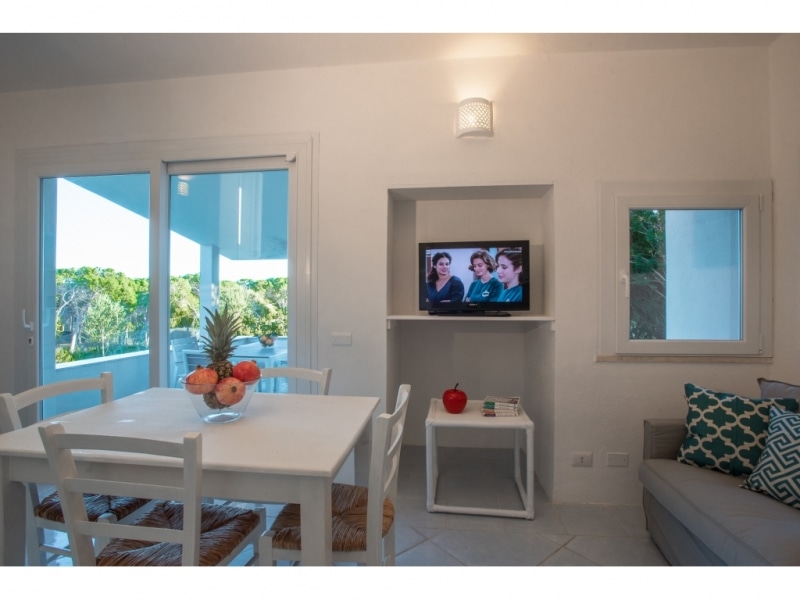 Villa Calliroe- Casa vacanze sul mare a Villasimius in Sardegna - sala da pranzo con ampia vetrata panoramica.