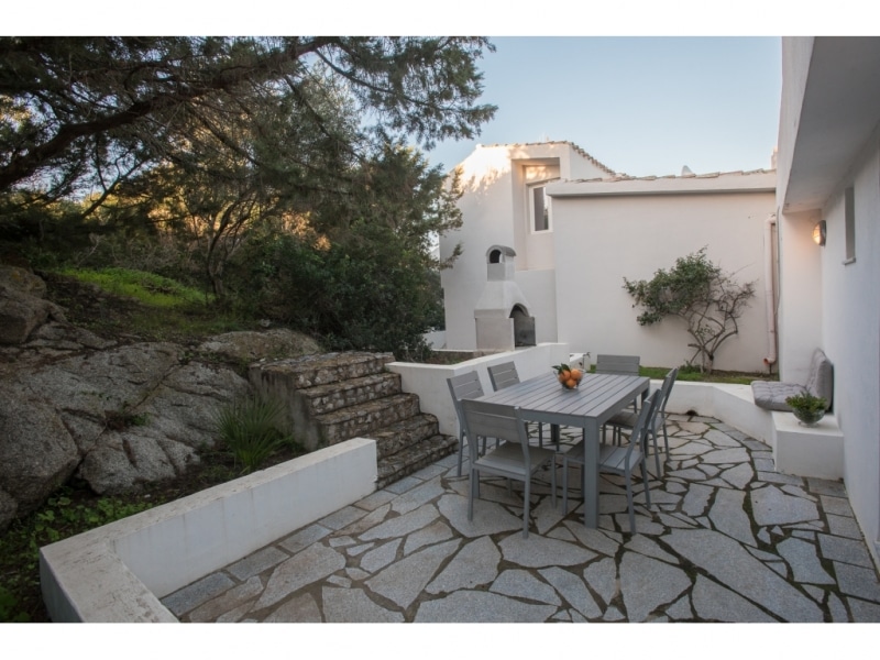 Villa Calliroe- Casa vacanze sul mare a Villasimius in Sardegna - cortile esterno posteriore con tavolini e sedie.