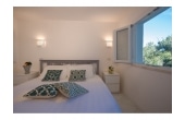 Villa Calliroe- Casa vacanze sul mare a Villasimius in Sardegna - camera da letto matrimoniale con luminosa finestra panoramica.