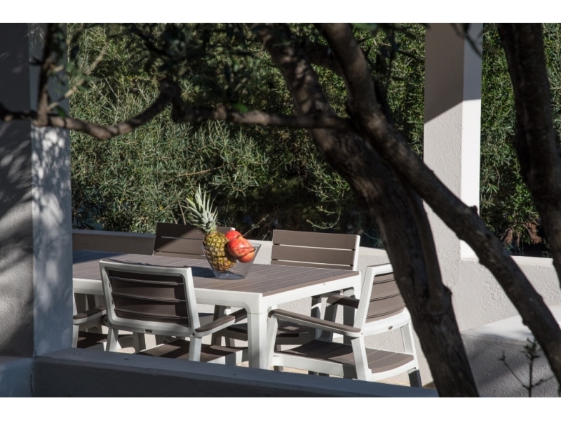 Villa Criside - Casa vacanze sul mare a Villasimius in Sardegna - Vista esterna dalla finestra del patio arredato,